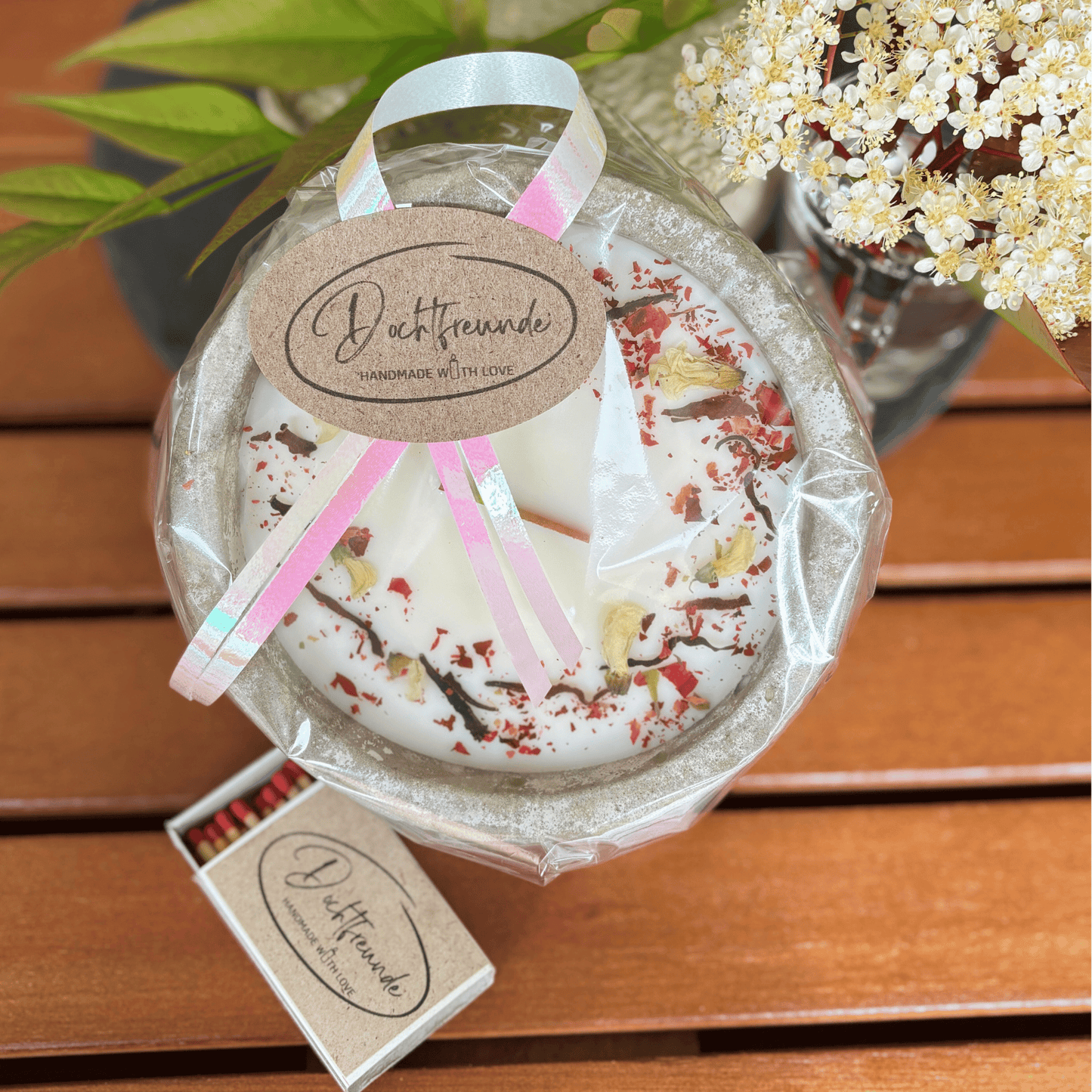 Limitierte Einzelstücke: Outdoor Citronella-Betonkerze „Mugge Schreck“ – Handgemachter Insektenschutz aus dem Südschwarzwald mit Blütenverzierung