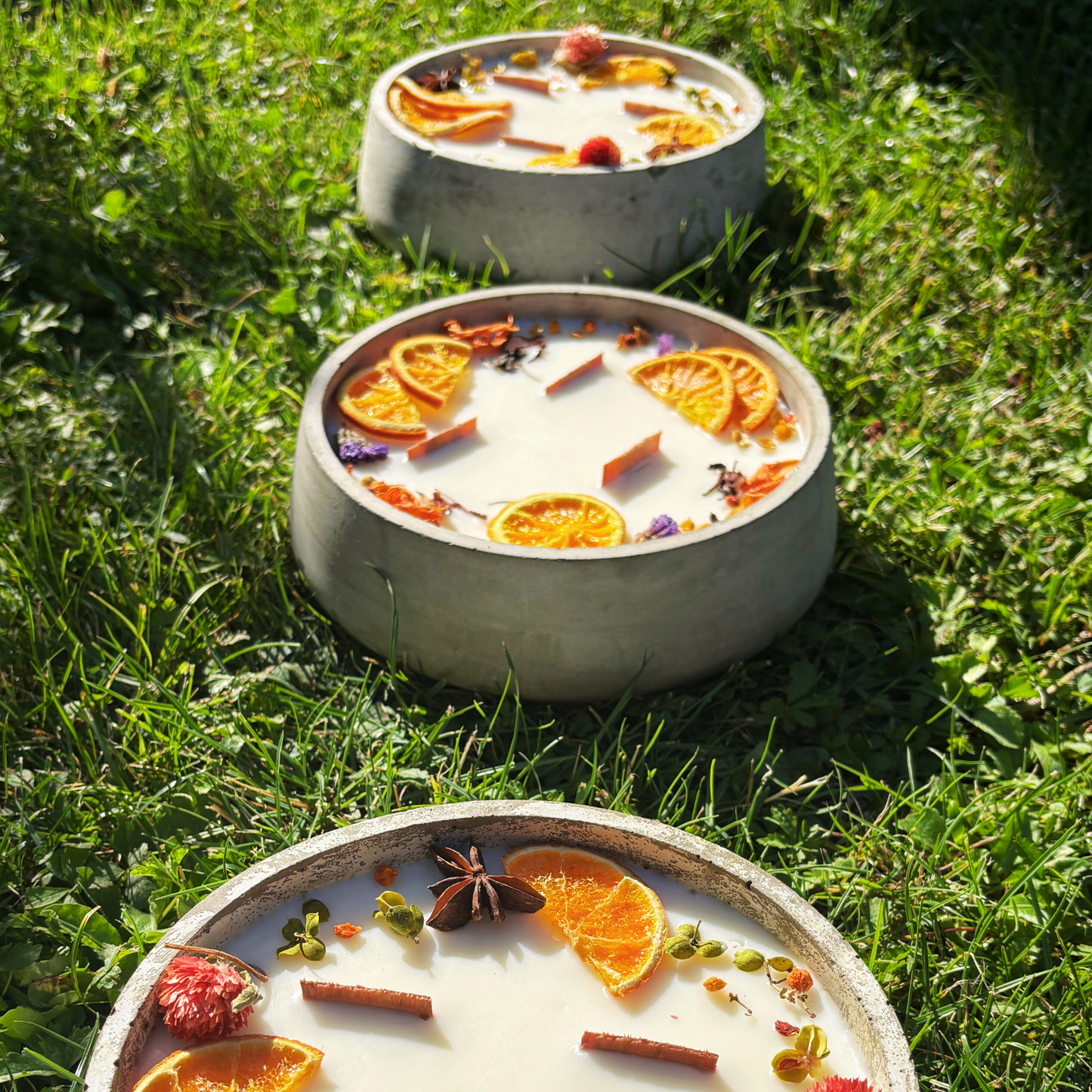 Handbesetze XXL Outdoor Citronella-Betonkerze „Big Grey - Mugge Schreck“ – Mit drei Holdochten - Handgemachter Insektenschutz aus dem Südschwarzwald mit Blütenverzierung