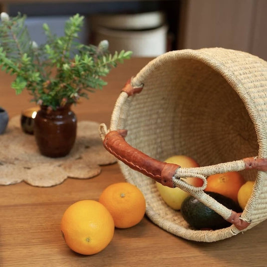 Handgewebter Korb aus Elefantengras – mit Ledergriffen