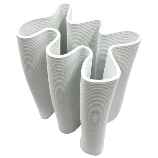 Weiße Keramikvase mit Streifenstruktur