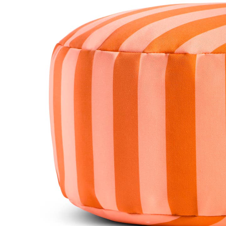 Wasserdichter orange-rosa Sitzsack für drinnen und draußen.