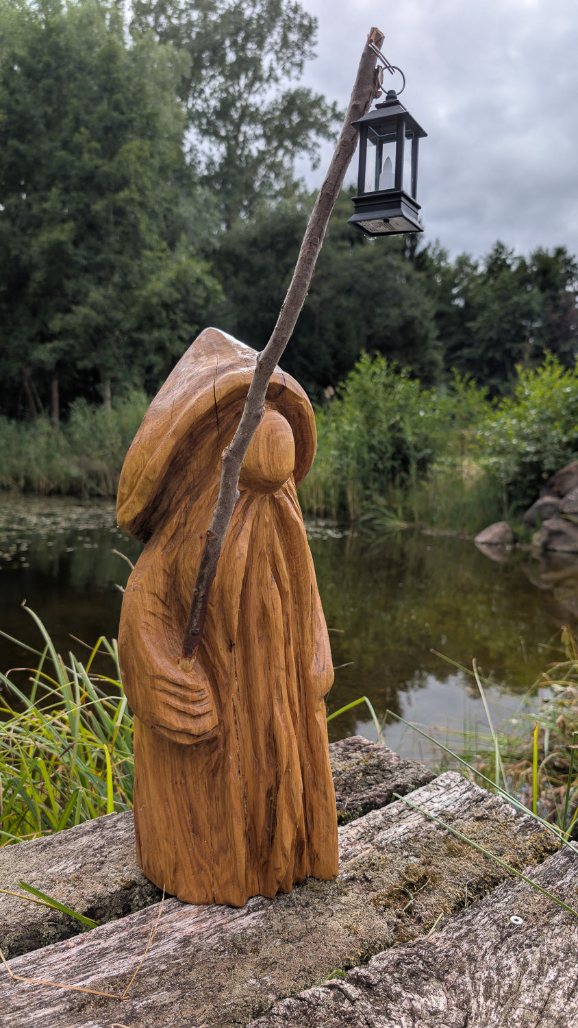 Waldwichtel mit Laterne – handgefertigtes Holzunikat