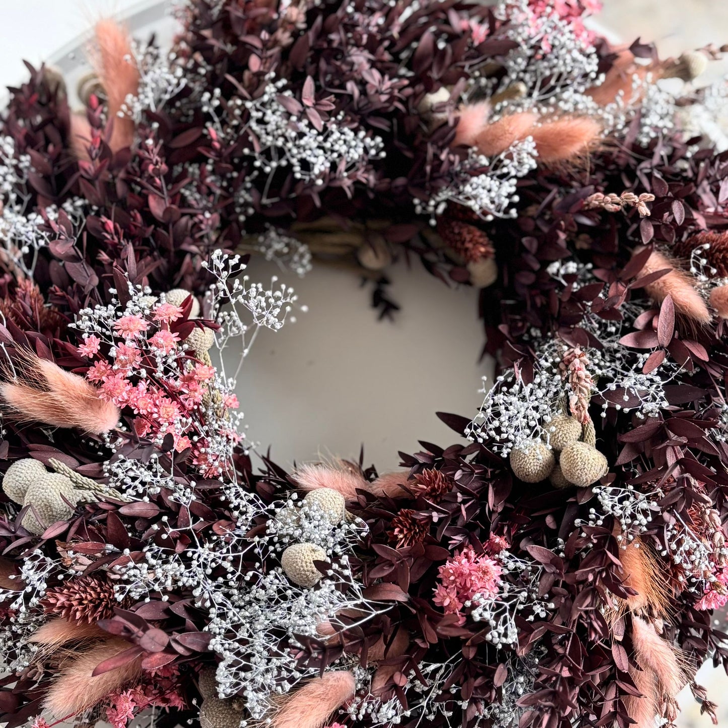 Mit Stil in den Advent: Trockenblumen-Adventskranz in Bordeaux-Rosa