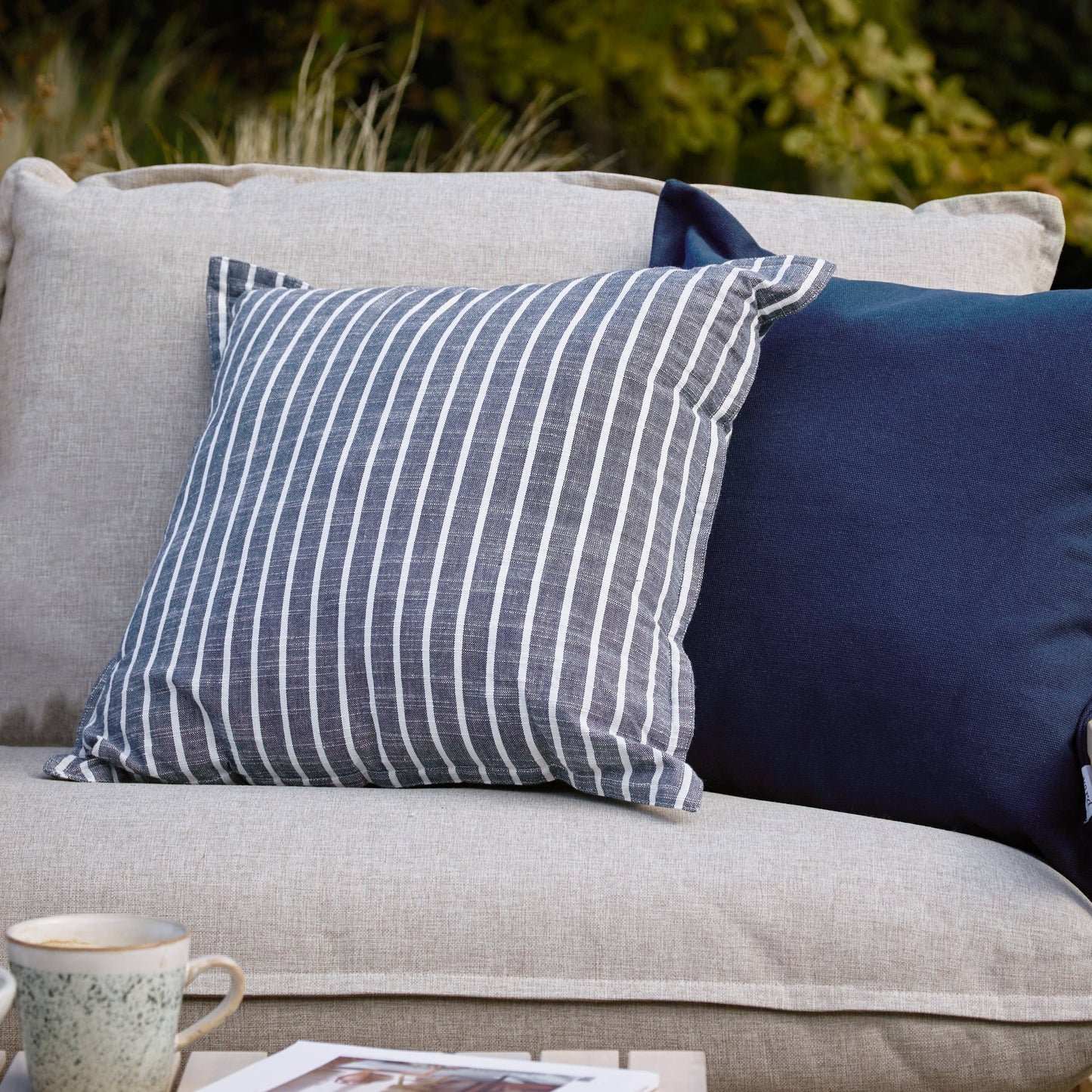 Hessle Streifen Outdoor-Kissen Marineblau – 45 × 45 cm