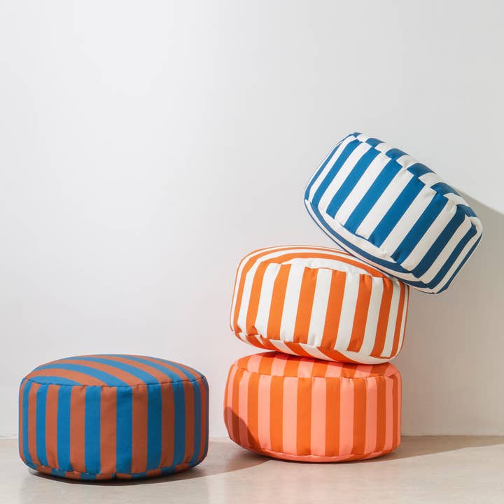 Wasserdichter weißer und orangefarbener Sitzsack für drinnen und draußen.