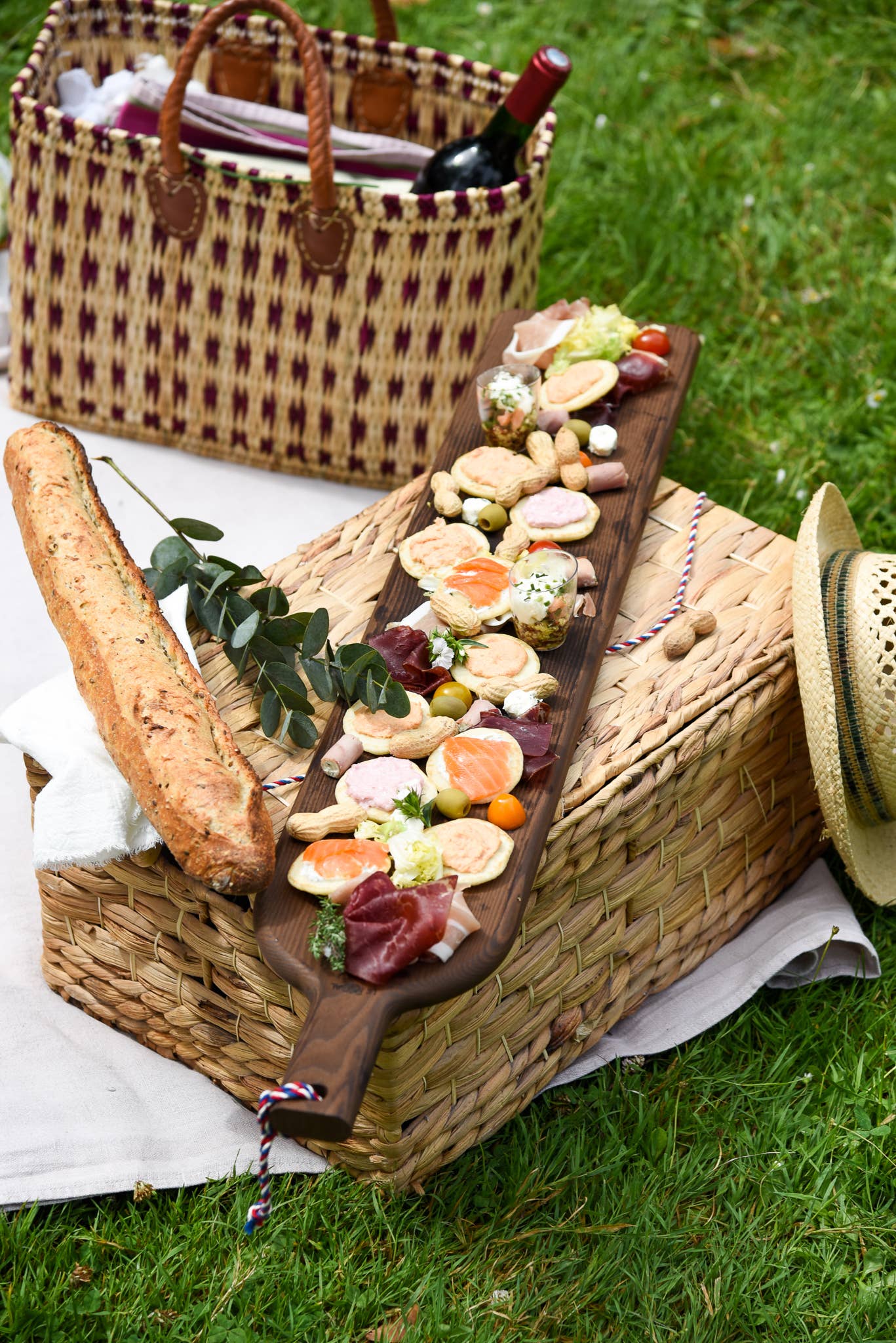 Langes Aperitifbrett aus wärmebehandeltem Eschenholz