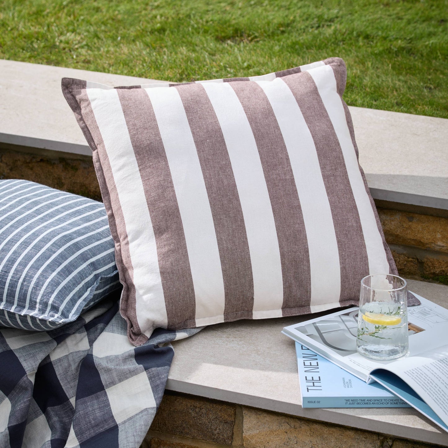 Hayle Outdoor-Kissen Schokolade gestreift – 50 × 50 cm
