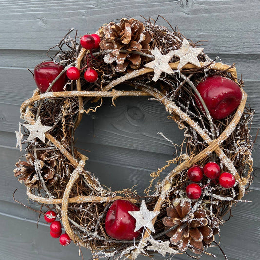 Handgefertigter Weihnachtskranz mit Beeren, Holz und Sternen