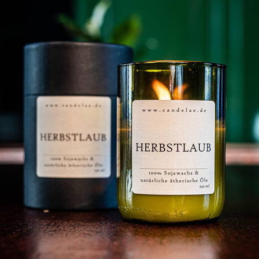 Duftkerze Herbstlaub – aus recycelter Weinflasche & Sojawachs