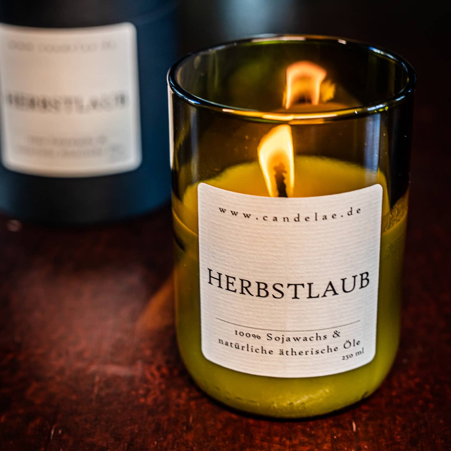 Duftkerze Herbstlaub – aus recycelter Weinflasche & Sojawachs