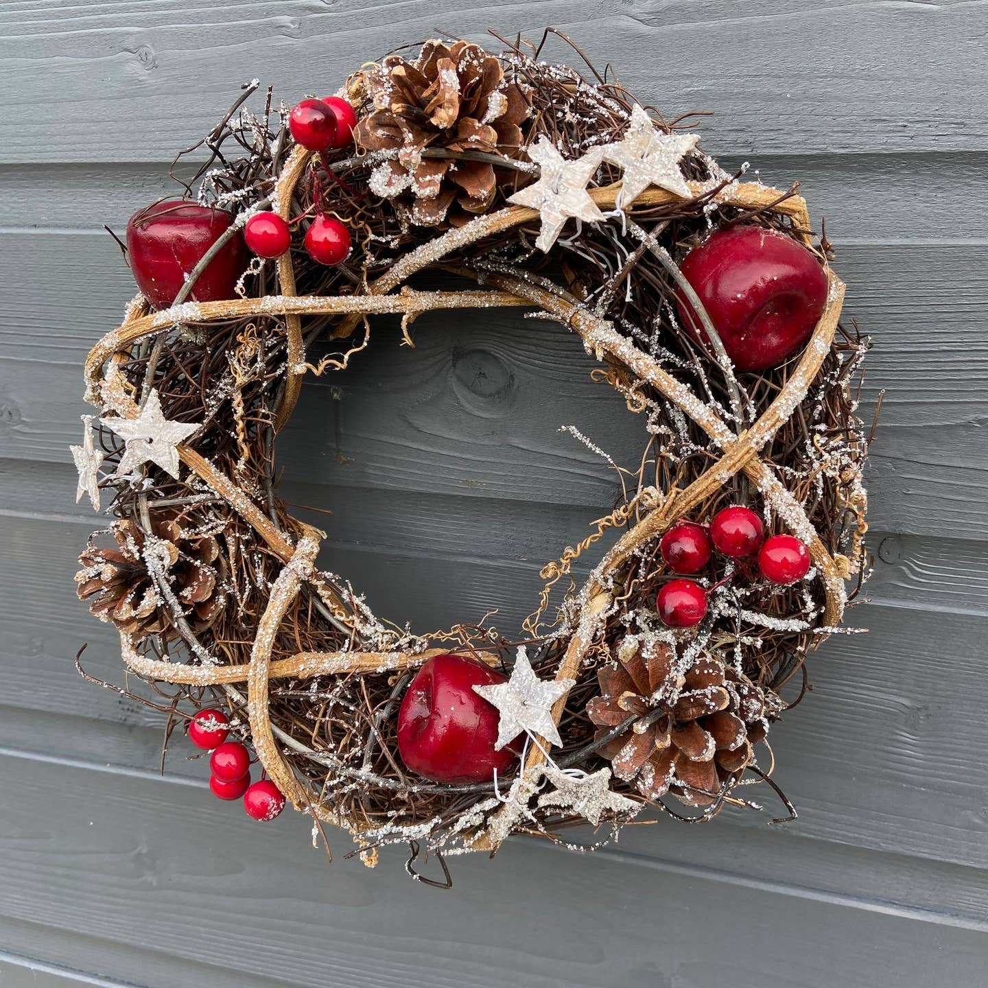 Handgefertigter Weihnachtskranz mit Beeren, Holz und Sternen
