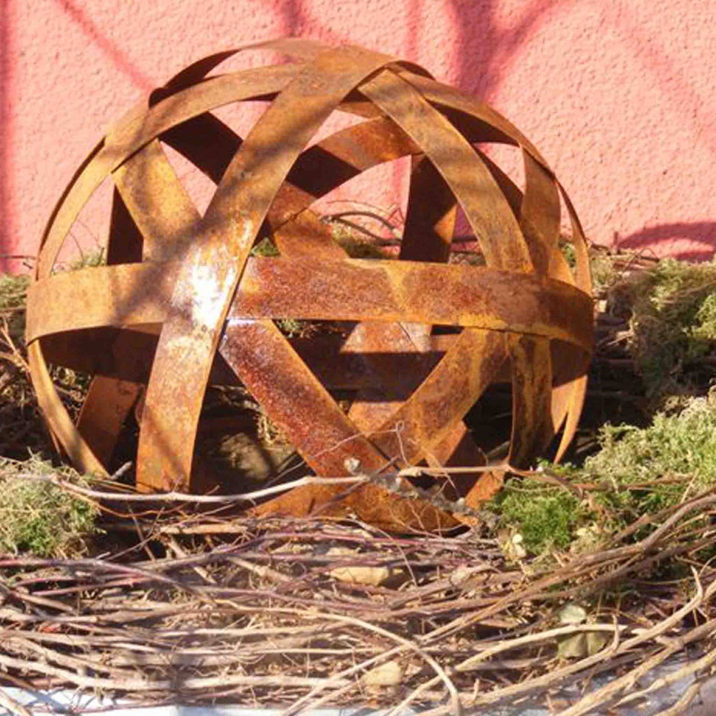 Gartendeko Kugeln aus Blechstreifen – Dekorative Rostkugeln für Haus & Garten