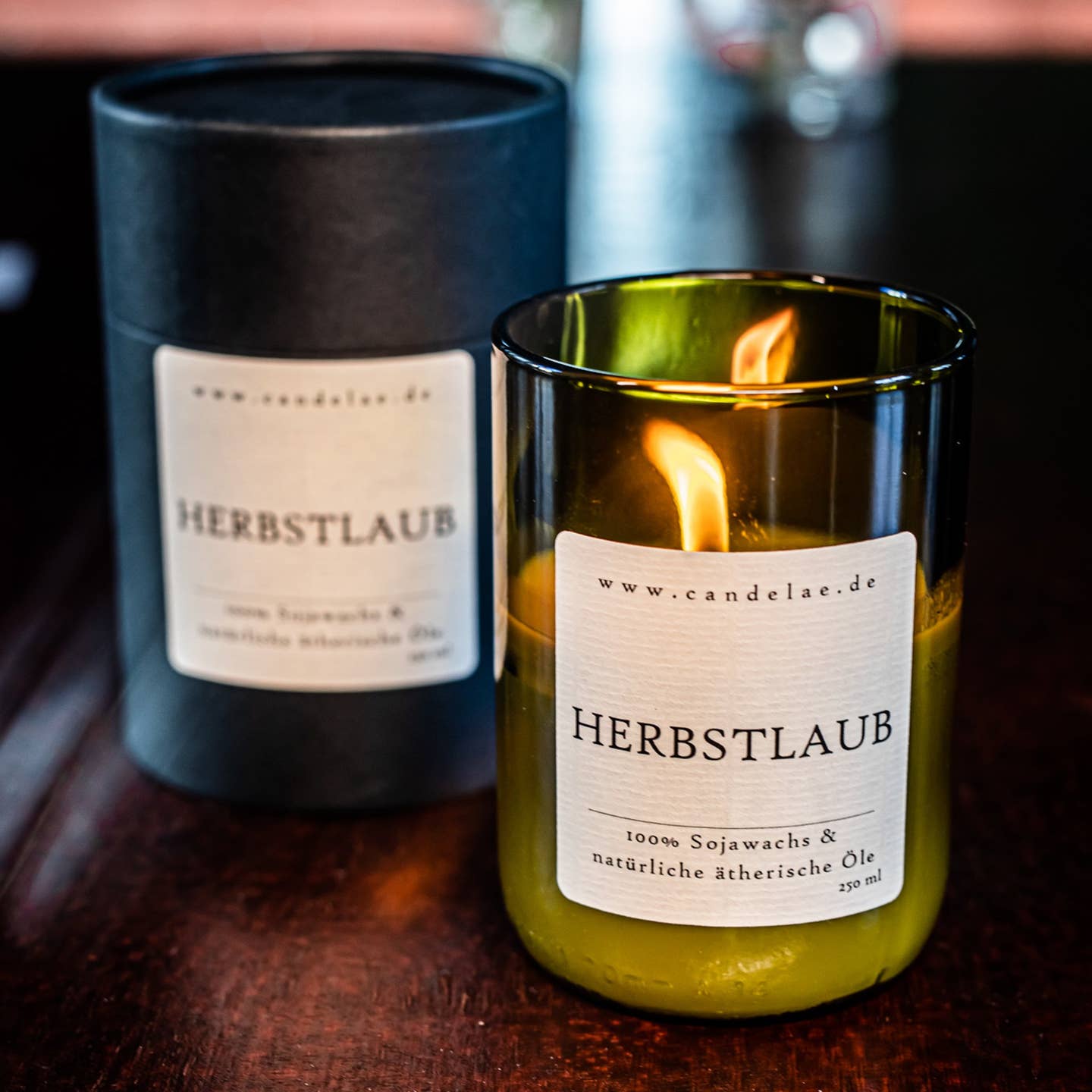 Duftkerze Herbstlaub – aus recycelter Weinflasche & Sojawachs