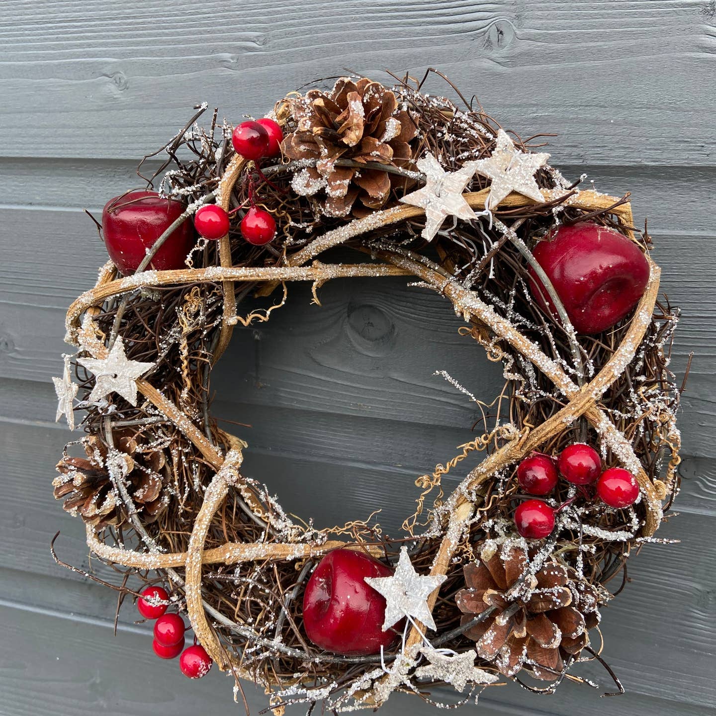 Handgefertigter Weihnachtskranz mit Beeren, Holz und Sternen
