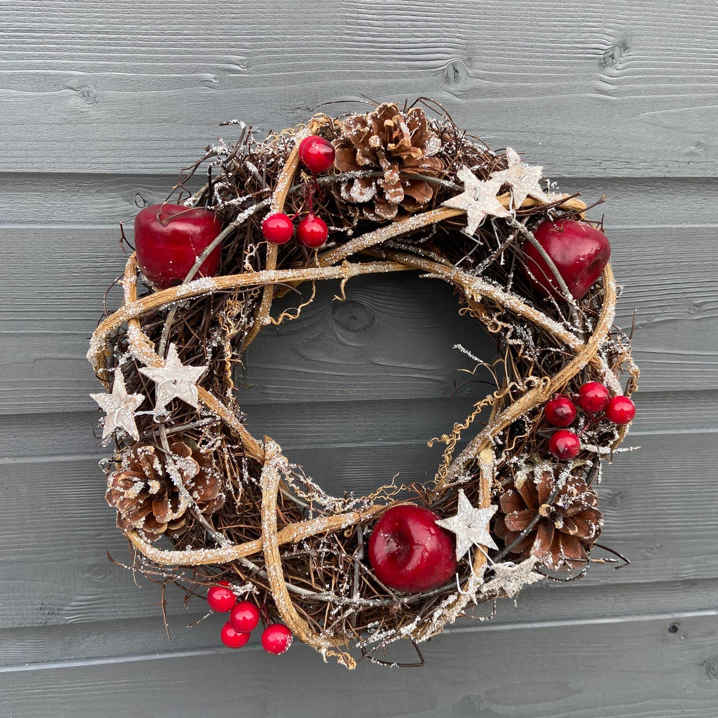 Handgefertigter Weihnachtskranz mit Beeren, Holz und Sternen