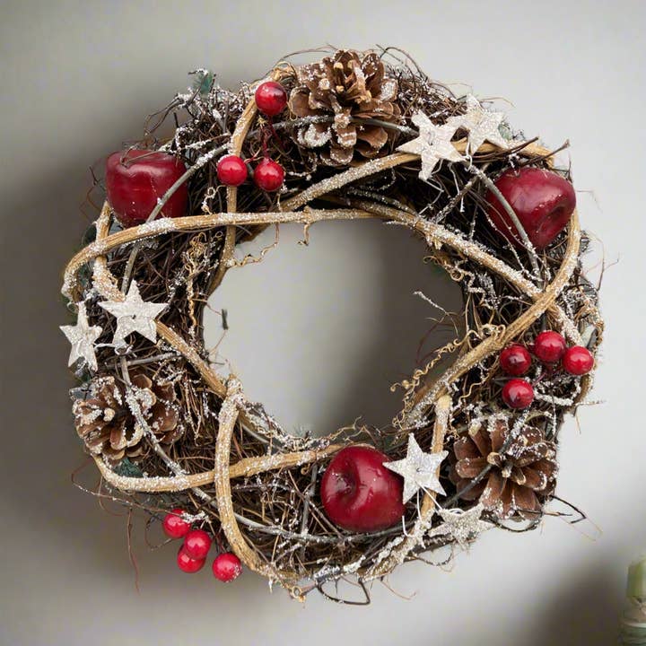 Handgefertigter Weihnachtskranz mit Beeren, Holz und Sternen