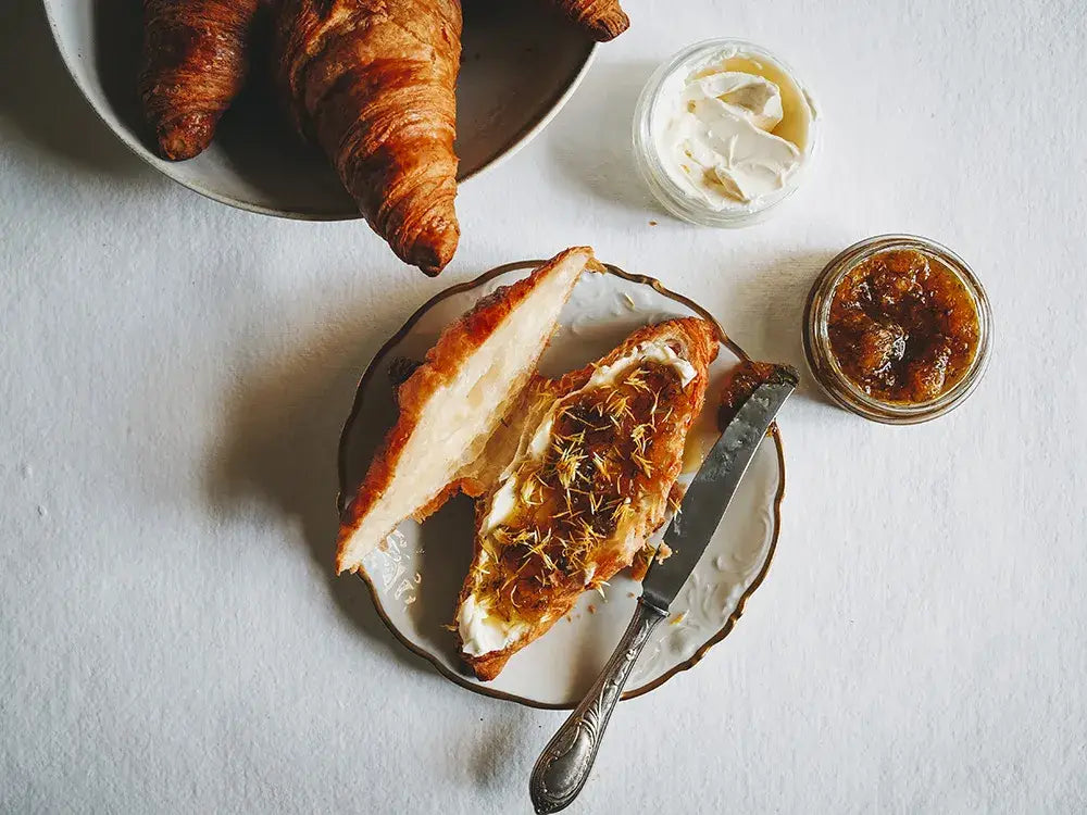 Blumen auf einem Teller