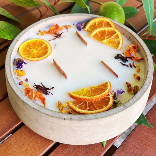 Handbesetze XXL Outdoor Citronella-Betonkerze „Big Grey - Mugge Schreck“ – Mit drei Holdochten - Handgemachter Insektenschutz aus dem Südschwarzwald mit Blütenverzierung