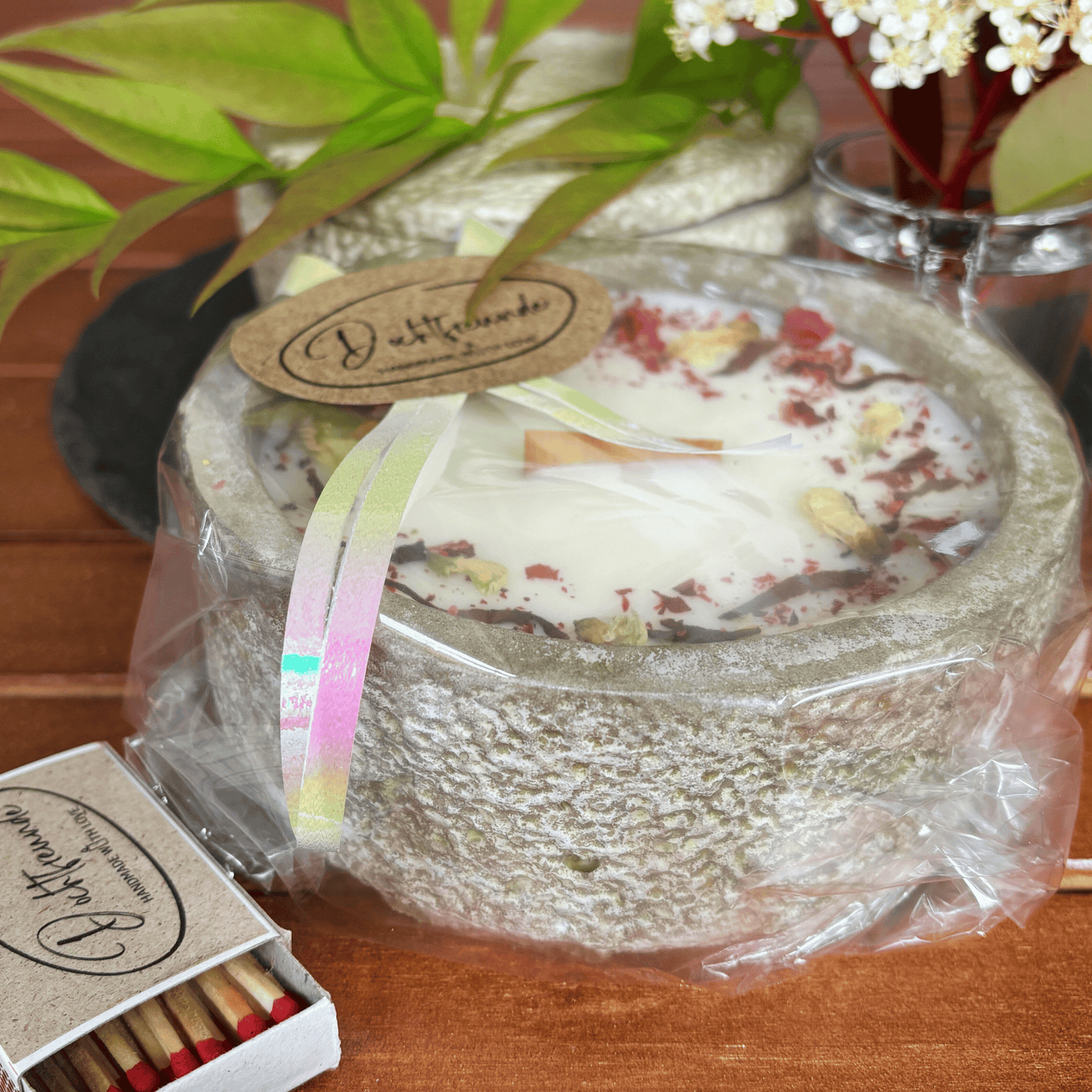 Limitierte Einzelstücke: Outdoor Citronella-Betonkerze „Mugge Schreck“ – Handgemachter Insektenschutz aus dem Südschwarzwald mit Blütenverzierung