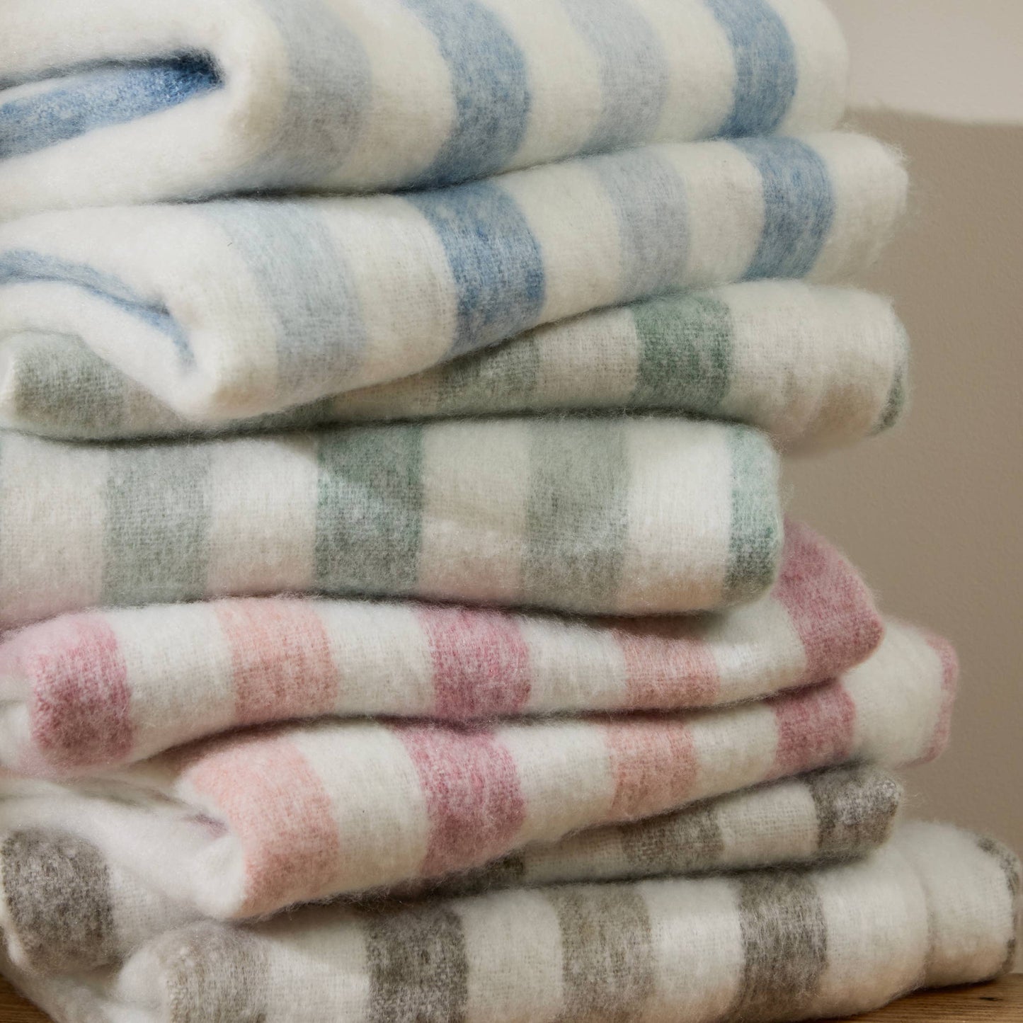 Wohndecke mit Streifenmuster – gewebt