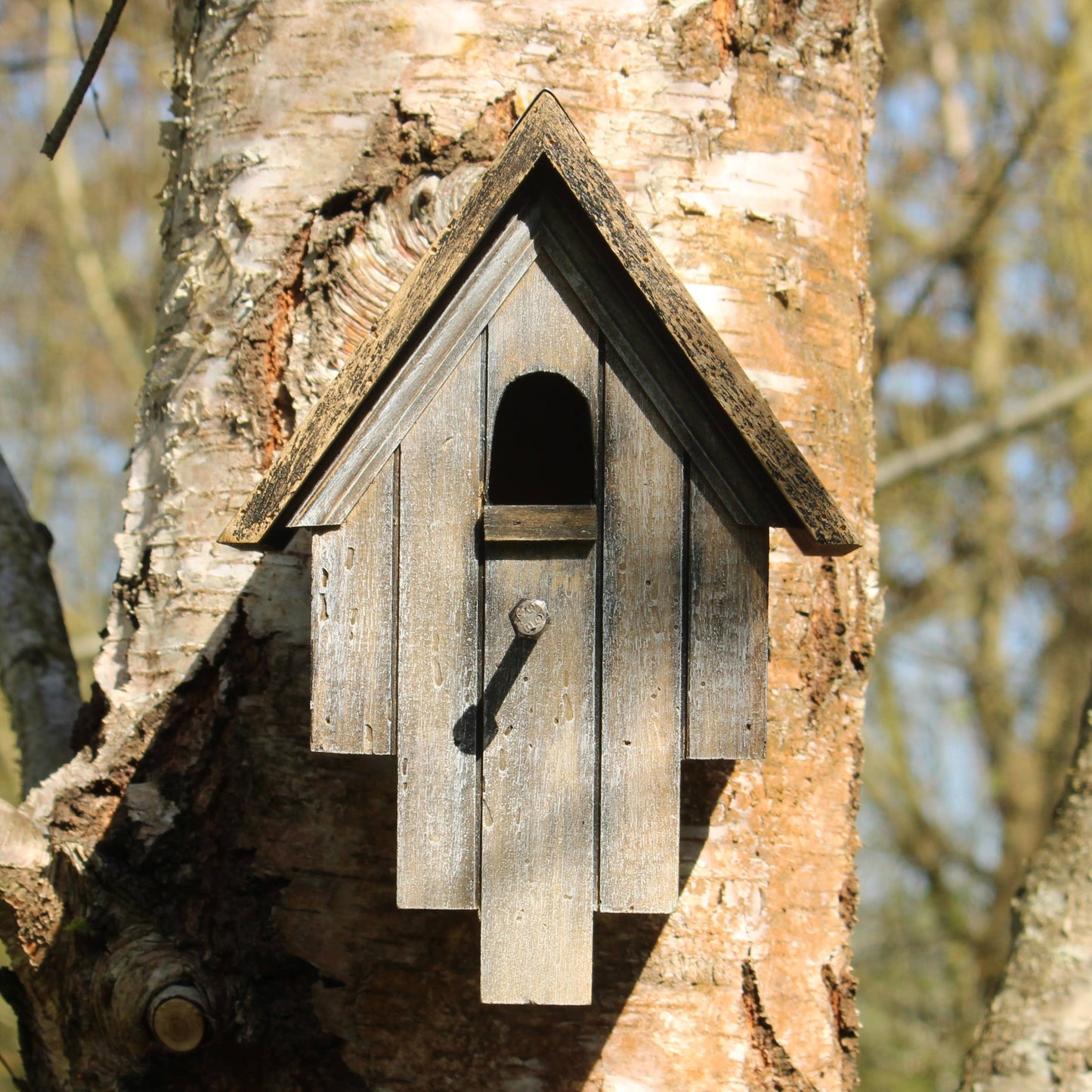 Rustikales Vogelhaus aus Holz – Grau-Braun