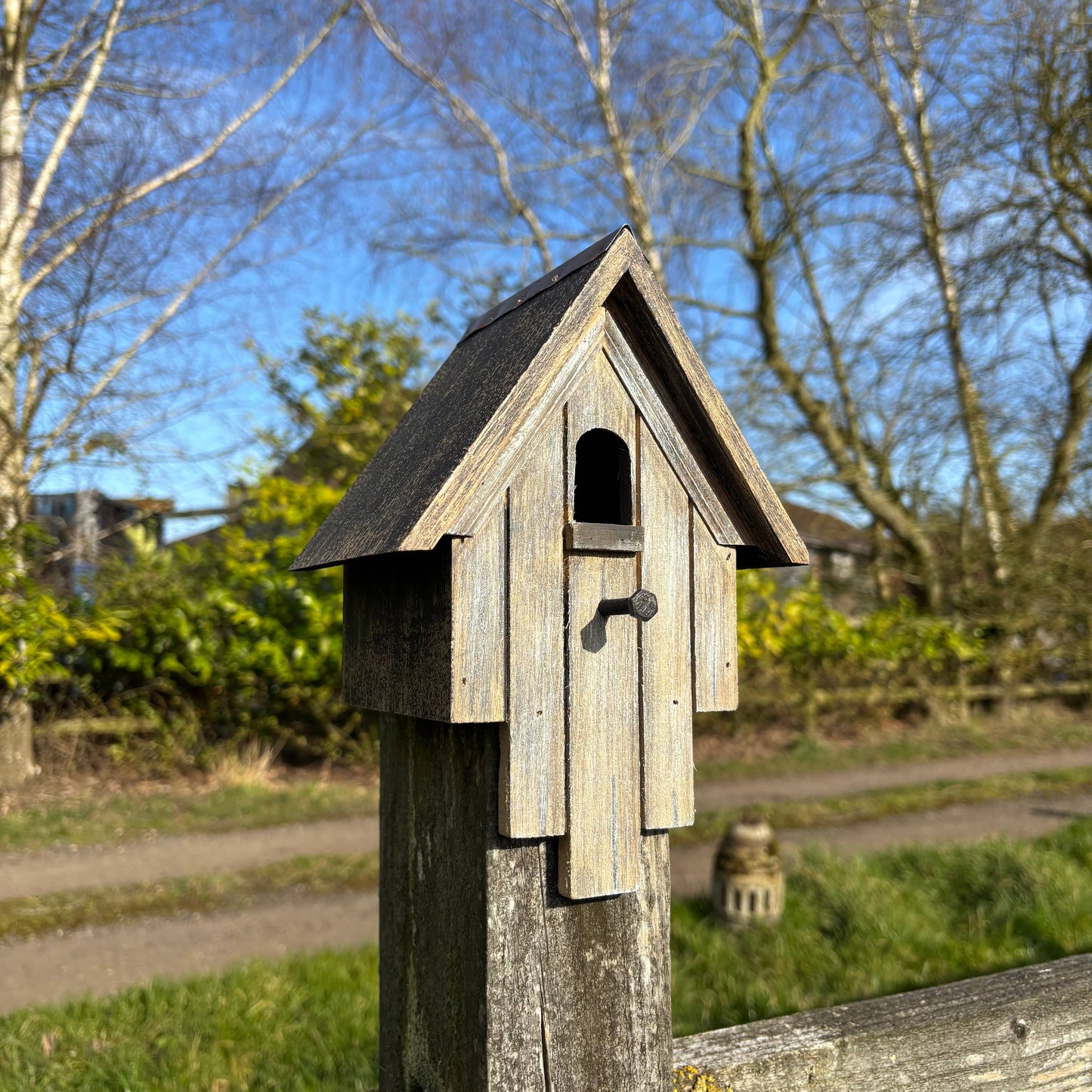 Rustikales Vogelhaus aus Holz – Grau-Braun