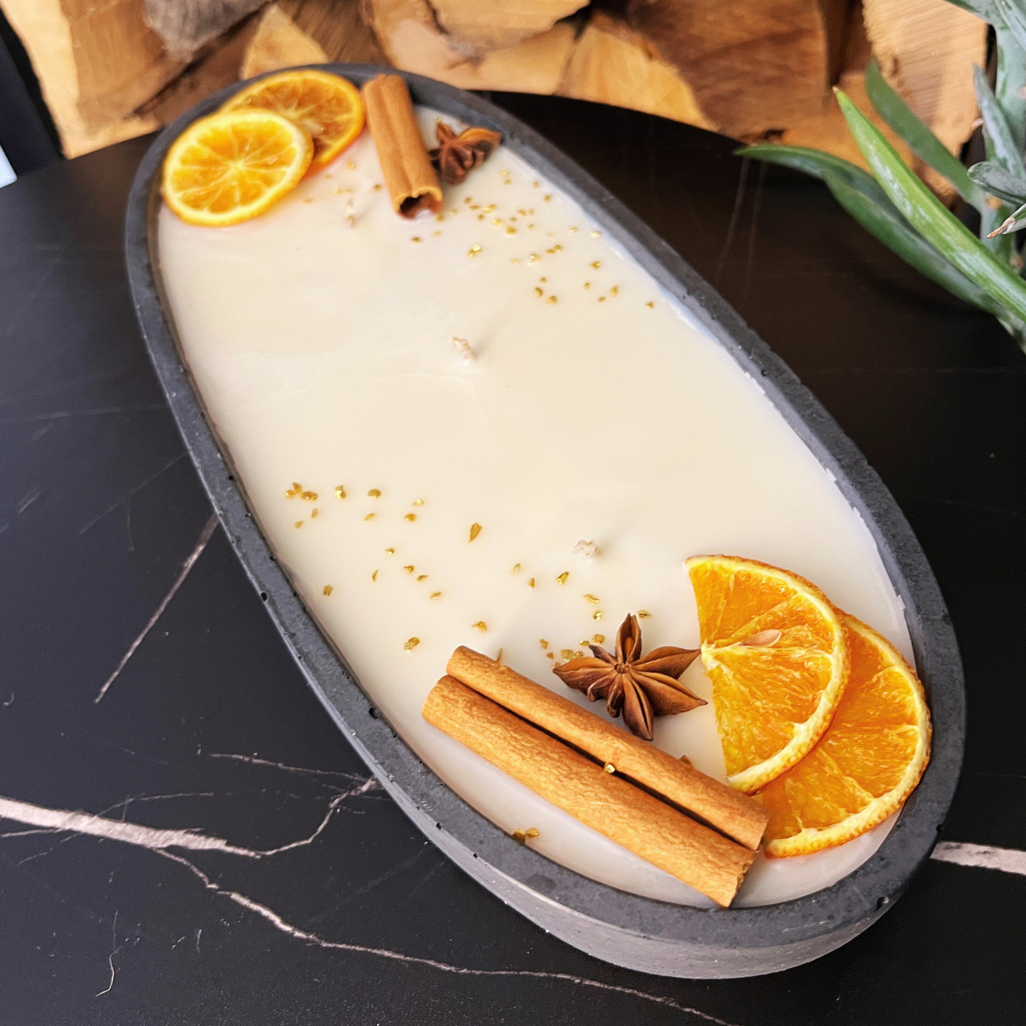 Black Edition - HANDGEMACHTE BETONKERZE "Black-Ship" - Stilvolle Sojawachskerze für Ihr Zuhause. Kerze mit Blütenverzierung und drei HOCHWERTIGEN Baumwolldochten