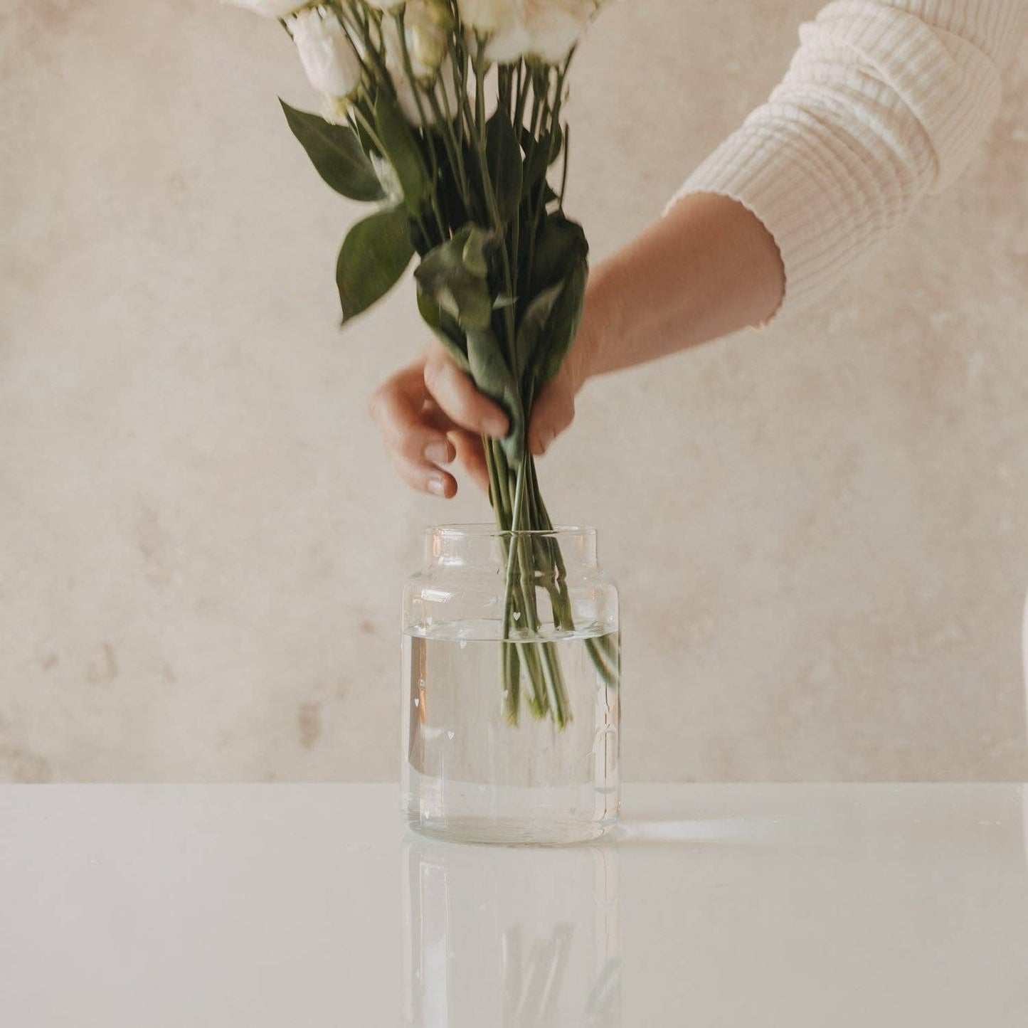 Vase aus Glas groß Herzen weiß (VE = 6 Stk.)