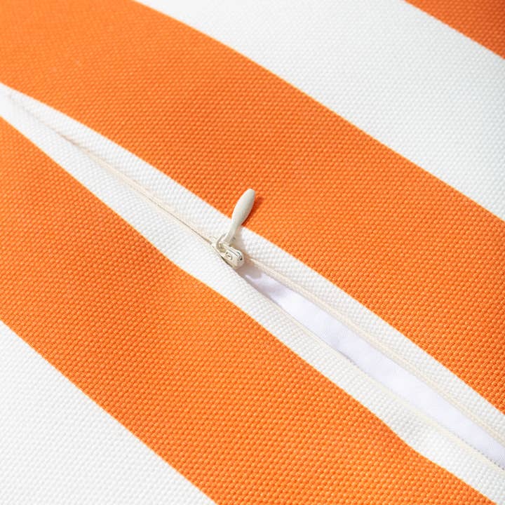 Wasserdichter weißer und orangefarbener Sitzsack für drinnen und draußen.