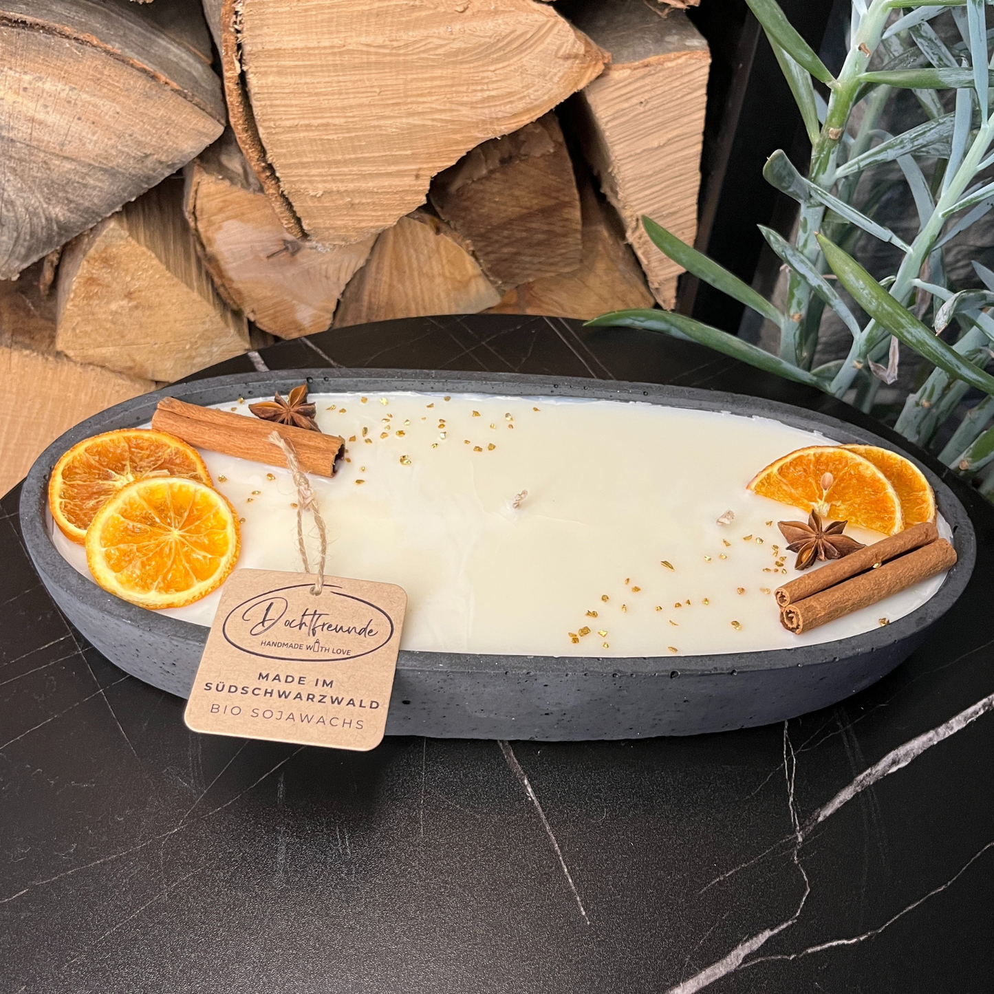 Black Edition - HANDGEMACHTE BETONKERZE "Black-Ship" - Stilvolle Sojawachskerze für Ihr Zuhause. Kerze mit Blütenverzierung und drei HOCHWERTIGEN Baumwolldochten