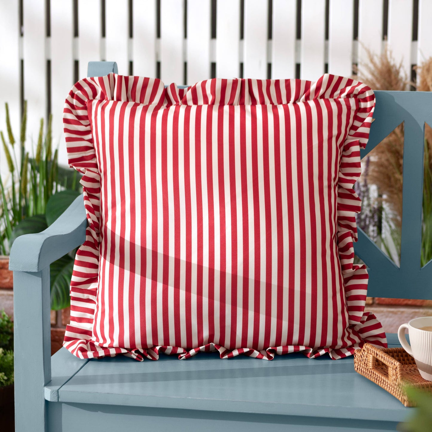 Millie Ruffle Outdoor-Kissen Candy Red gestreift – 50 × 50 cm