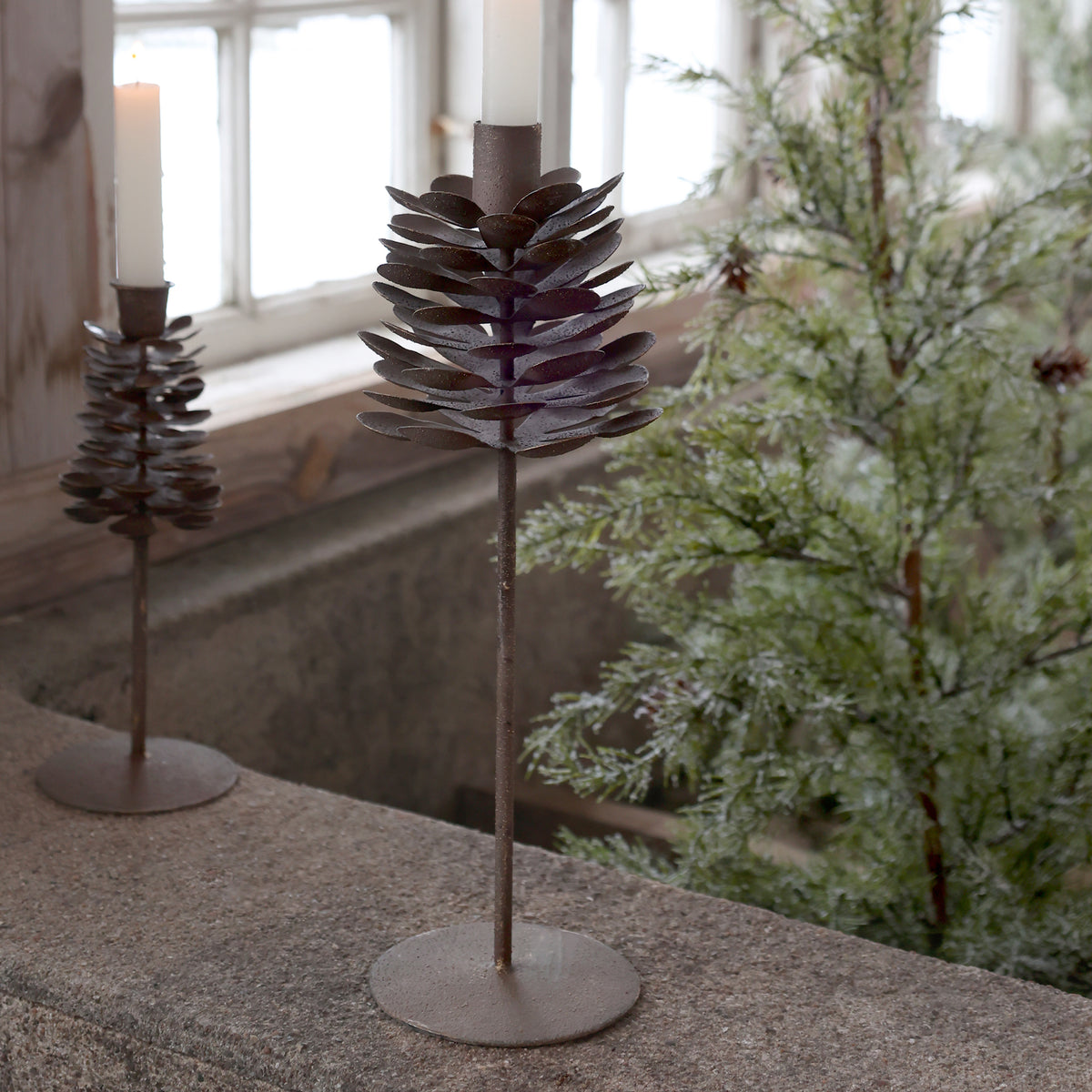 Kerzenständer in Zapfenform aus Metall – 2er-Set in Antik-Mokka