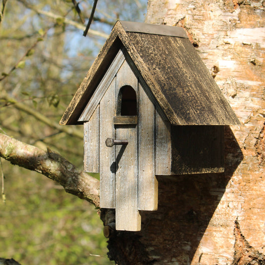 Rustikales Vogelhaus aus Holz – Grau-Braun