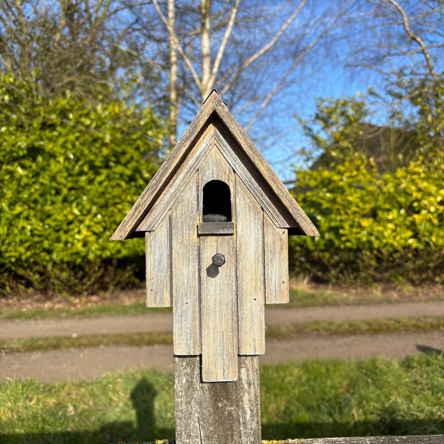 Rustikales Vogelhaus aus Holz – Grau-Braun