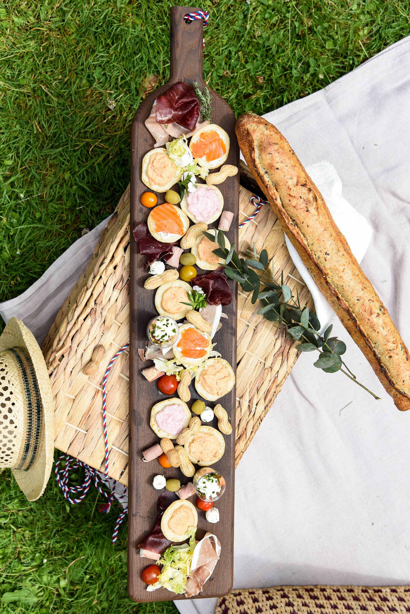 Langes Aperitifbrett aus wärmebehandeltem Eschenholz