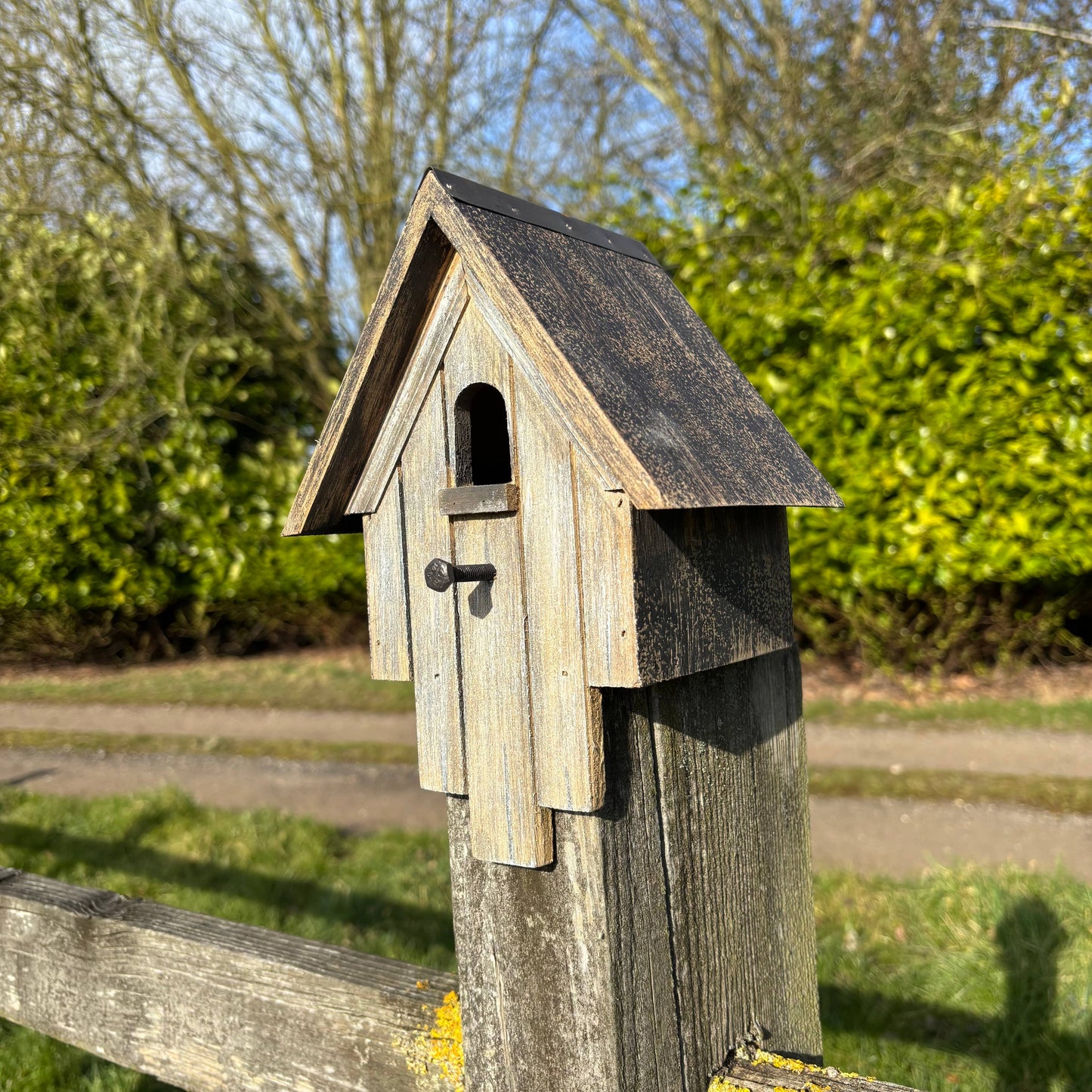 Rustikales Vogelhaus aus Holz – Grau-Braun