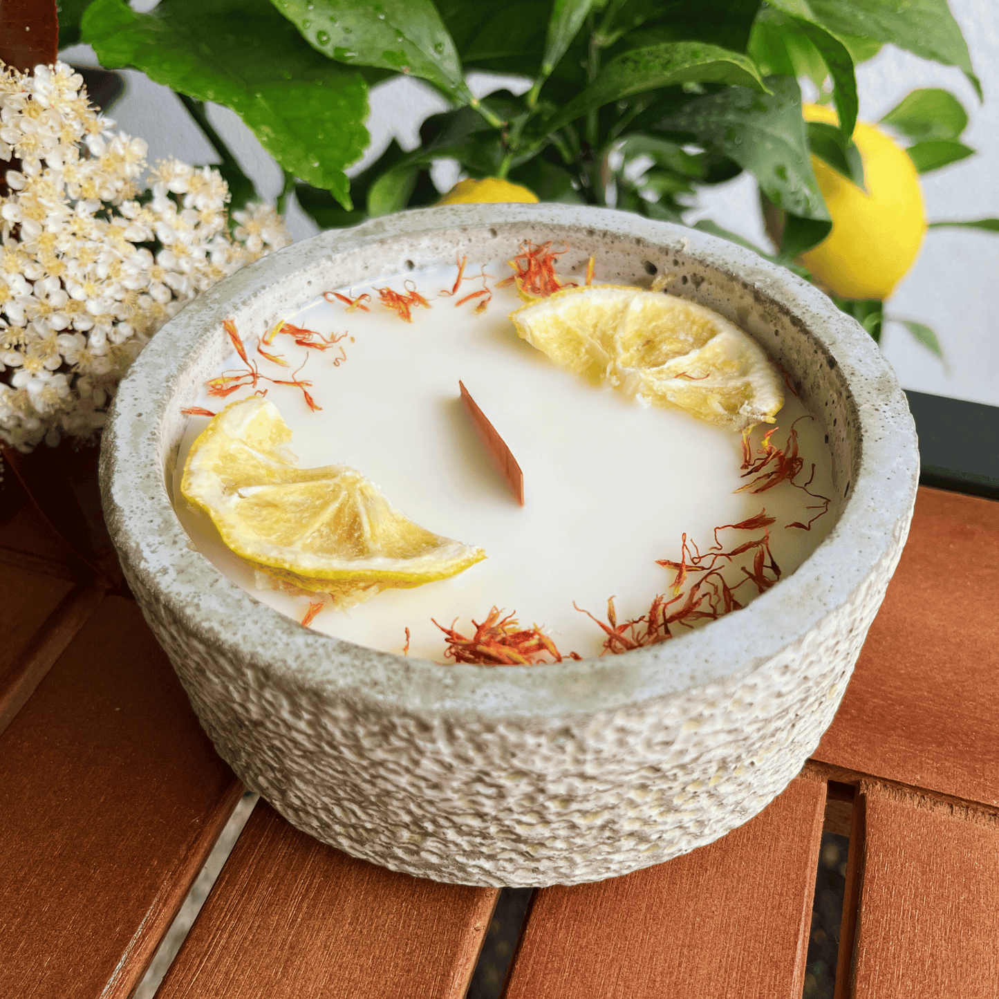 Limitierte Einzelstücke: Outdoor Citronella-Betonkerze „Mugge Schreck“ – Handgemachter Insektenschutz aus dem Südschwarzwald mit Blütenverzierung