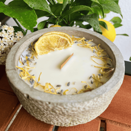 Limitierte Einzelstücke: Outdoor Citronella-Betonkerze „Mugge Schreck“ – Handgemachter Insektenschutz aus dem Südschwarzwald mit Blütenverzierung