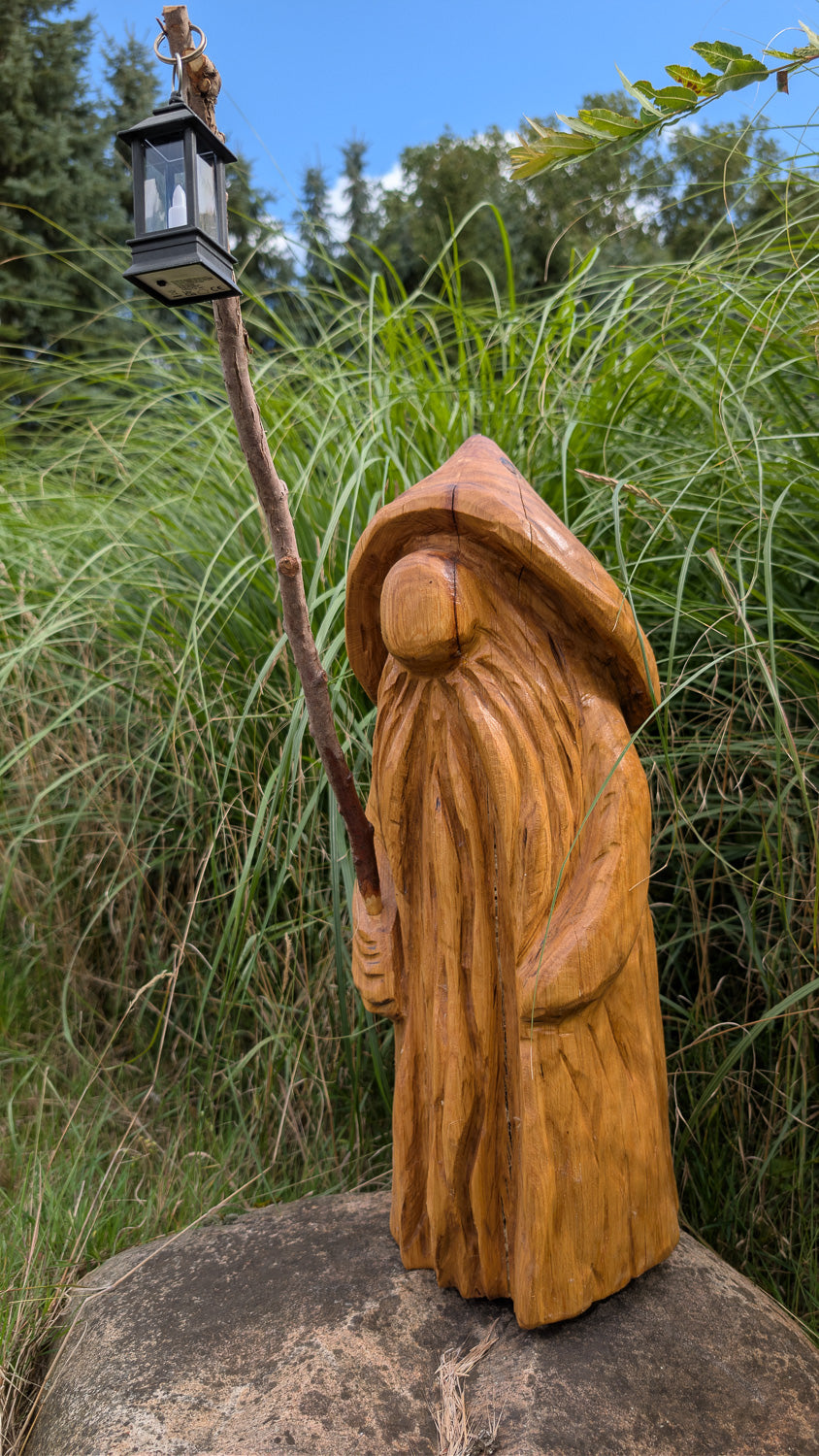 Waldwichtel mit Laterne – handgefertigtes Holzunikat