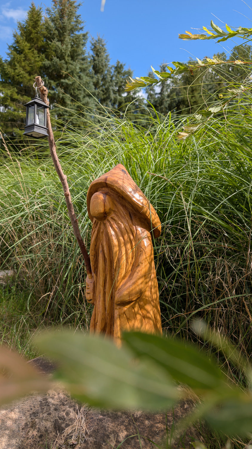 Waldwichtel mit Laterne – handgefertigtes Holzunikat