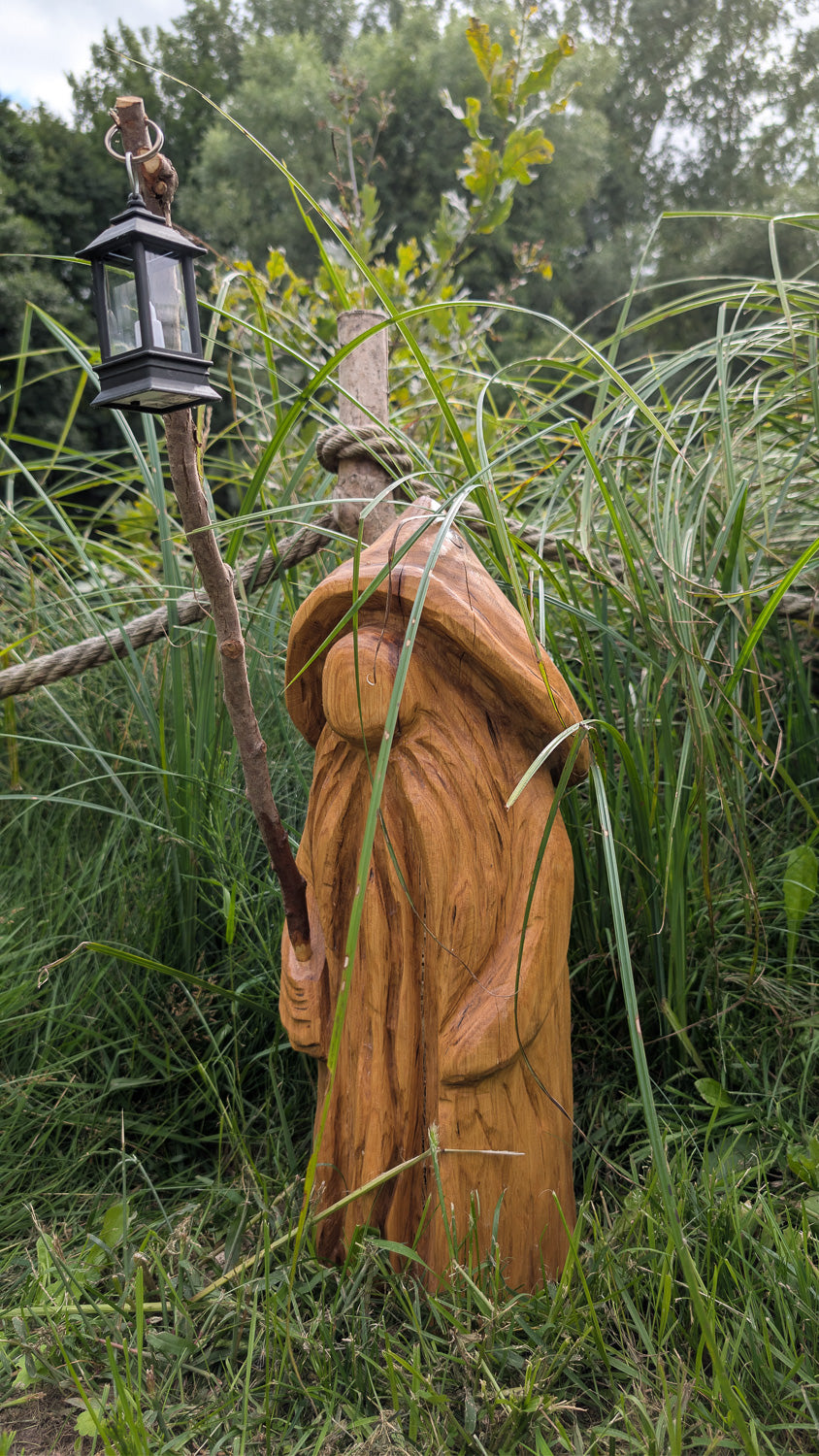 Waldwichtel mit Laterne – handgefertigtes Holzunikat