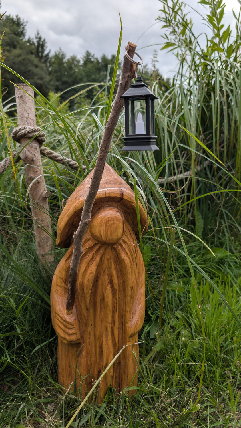 Waldwichtel mit Laterne – handgefertigtes Holzunikat