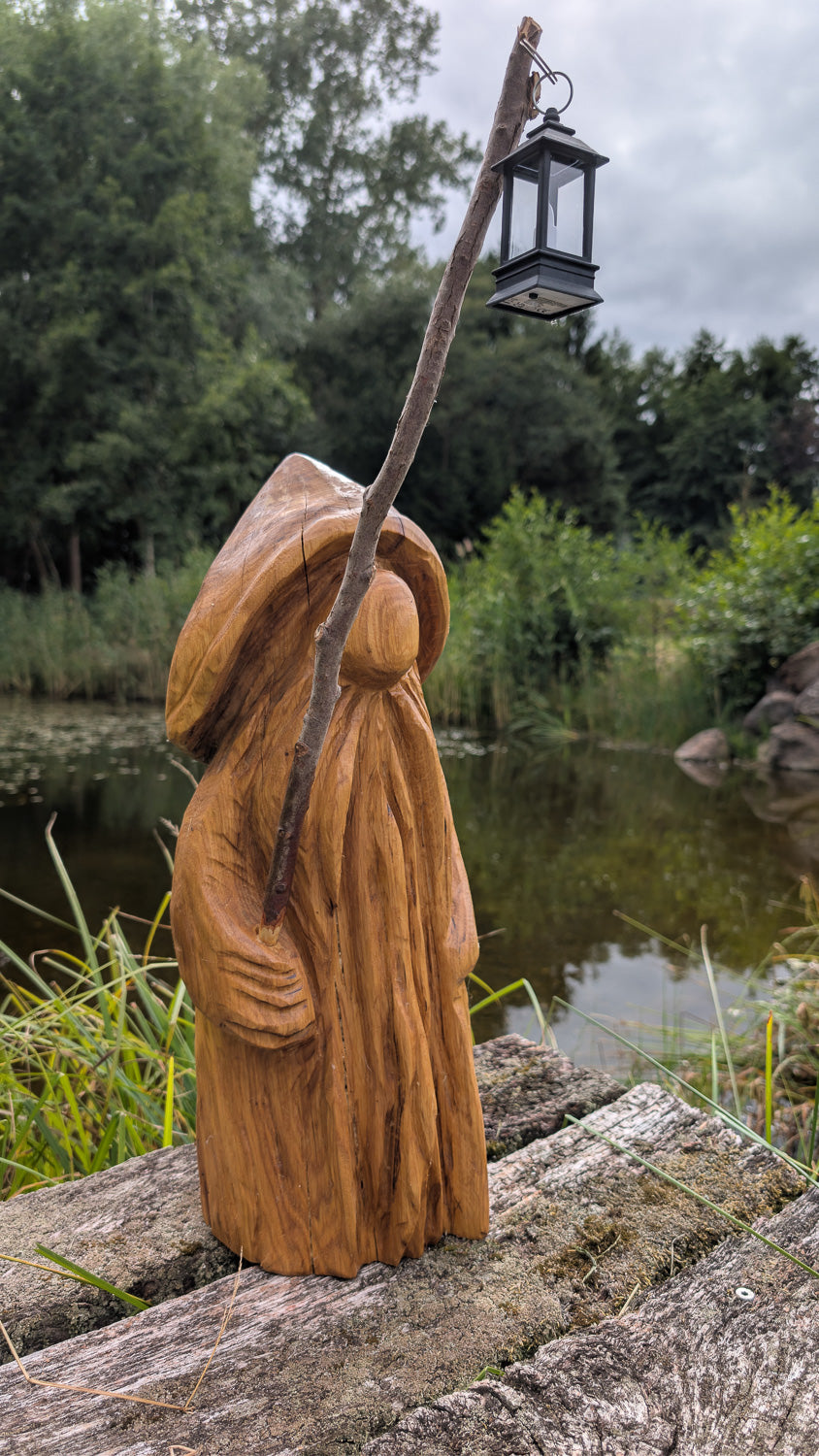 Waldwichtel mit Laterne – handgefertigtes Holzunikat