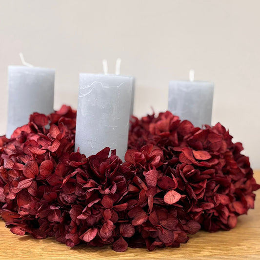 Hortensie all over: Puristischer Trockenblumenkranz Rot