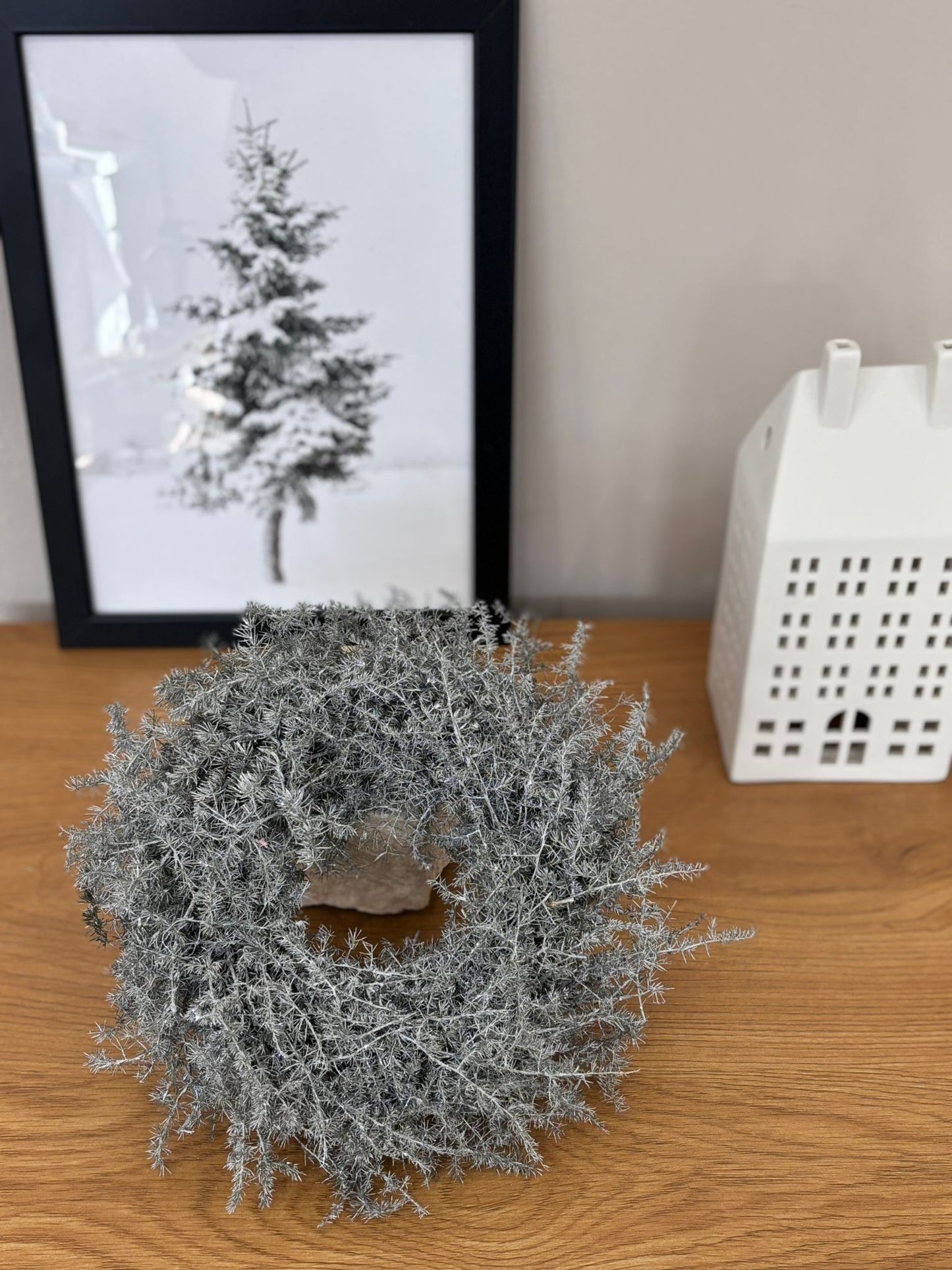 Silberglanz der Jahreszeiten: Adventskranz aus Spargelkraut