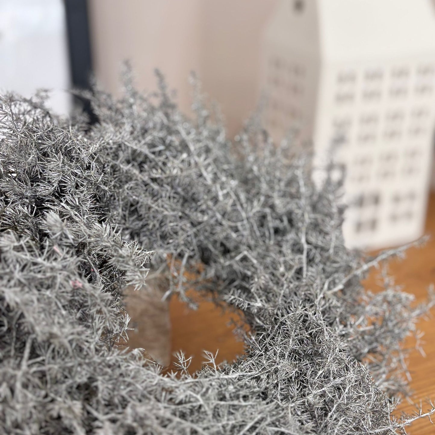 Silberglanz der Jahreszeiten: Adventskranz aus Spargelkraut