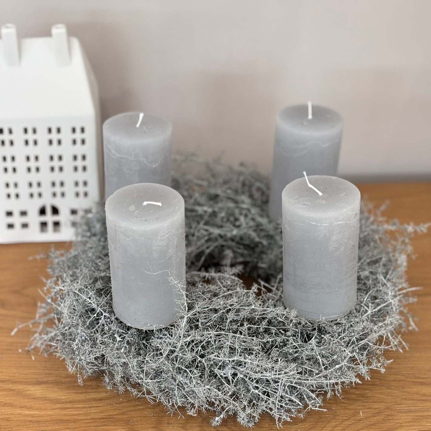 Silberglanz der Jahreszeiten: Adventskranz aus Spargelkraut