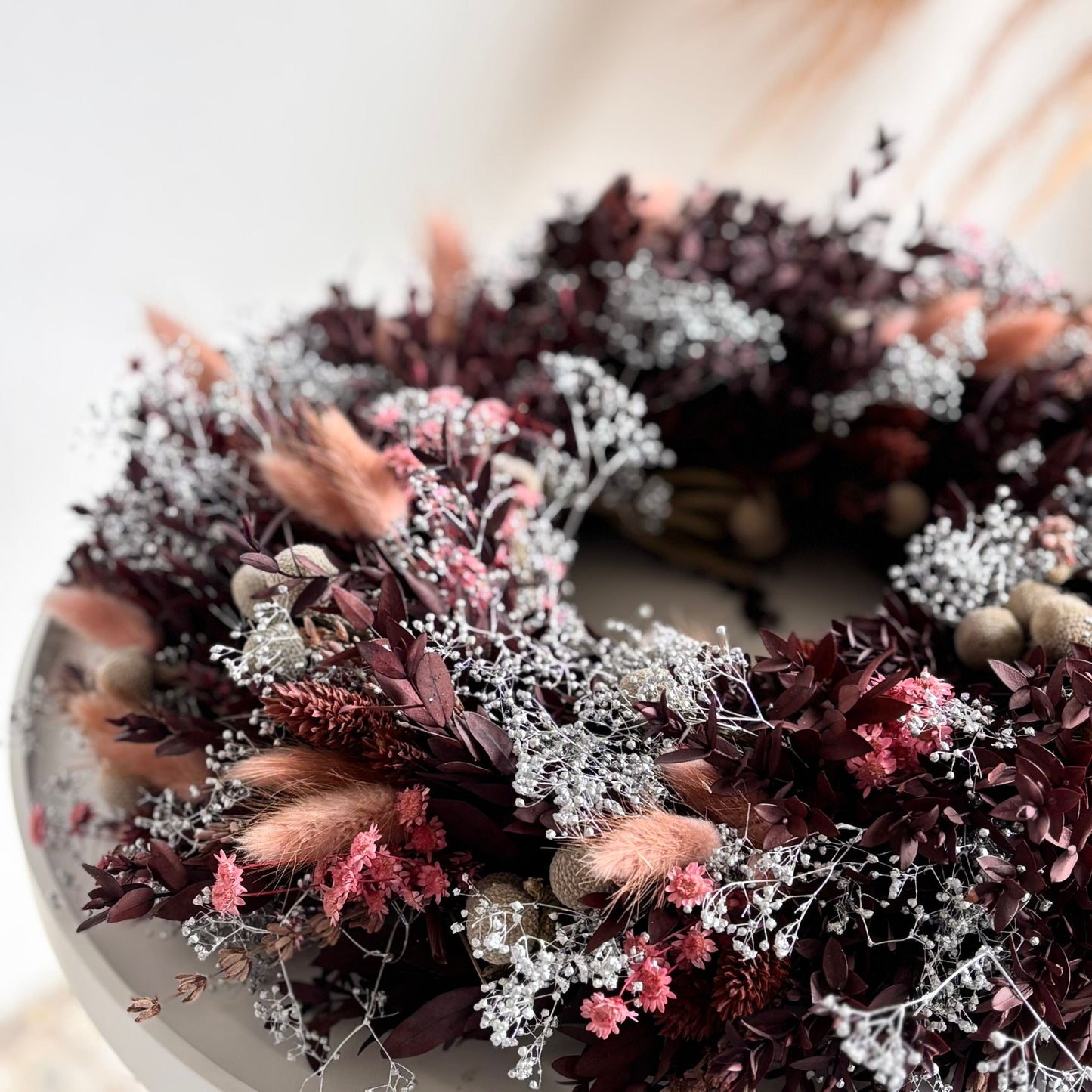 Mit Stil in den Advent: Trockenblumen-Adventskranz in Bordeaux-Rosa