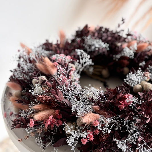Mit Stil in den Advent: Trockenblumen-Adventskranz in Bordeaux-Rosa