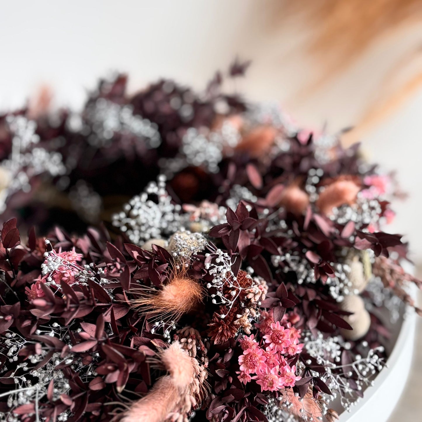Mit Stil in den Advent: Trockenblumen-Adventskranz in Bordeaux-Rosa